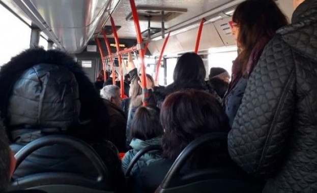 През последните дни снимки в социалните мрежи показват препълнени автобуси