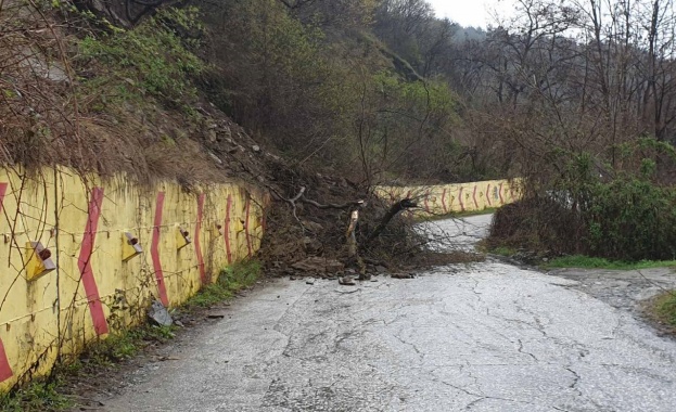 Свлачище затвори временно пътя между Асеновата крепост и село Лясково