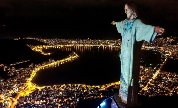 Статуята на Христос в Рио де Жанейро беше облечена в