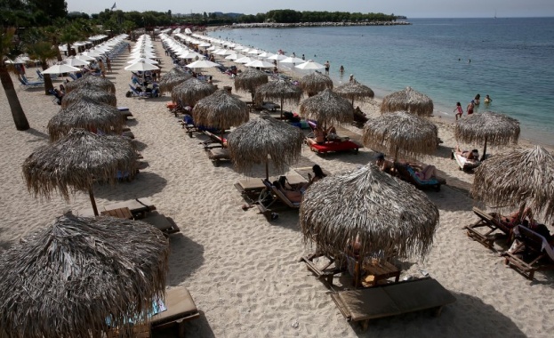 Рекордно високи температури в Гърция напълниха организираните плажове които отвориха