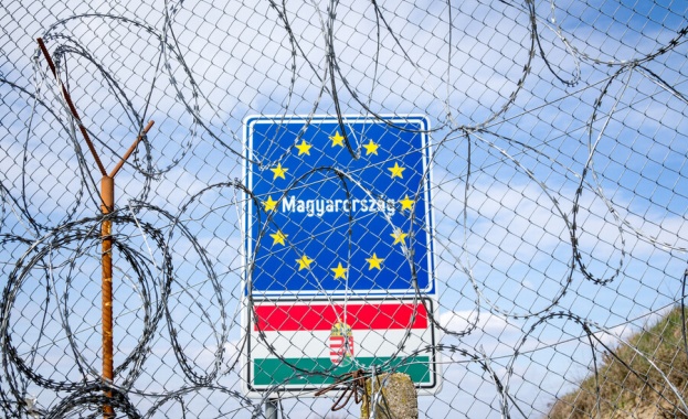 Унгарските два лагера в транзитна зона, в които хората се