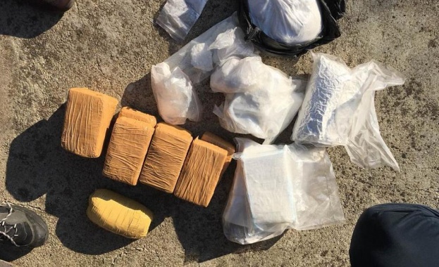 Задържаха двама мъже с кокаин в Кюстендилско съобщиха от полицията Те