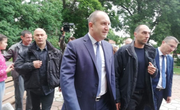 Президентът Румен Радев пристигна на посещение в град Садово Държавният
