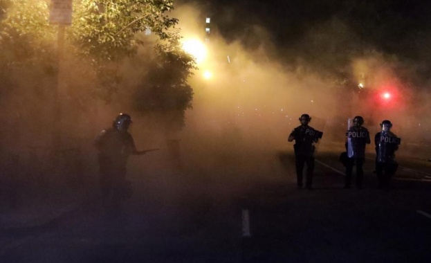 Служители на Ройтерс са ранени по време на протестите в САЩ, в Индианаполис е убит един човек 