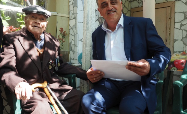 Кметът на община Марица Димитър Иванов връчи медал на 98 годишния