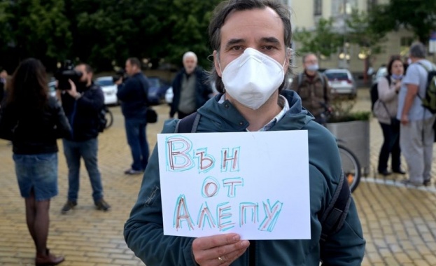 Близо 30 жители на община Созопол се събраха на протест