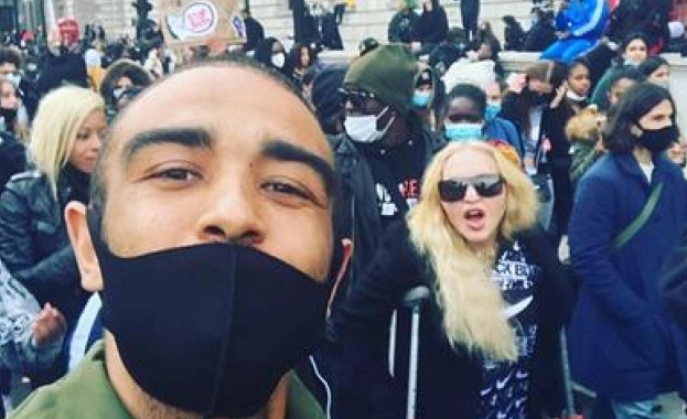 Мадона с патерици на протест в Лондон