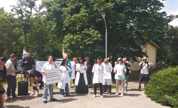 Медицински специалисти протестират в подкрепа на Мая Илиева 