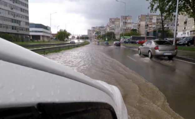 Пороен дъжд наводни пътища и подземни паркинги във Варна. Има