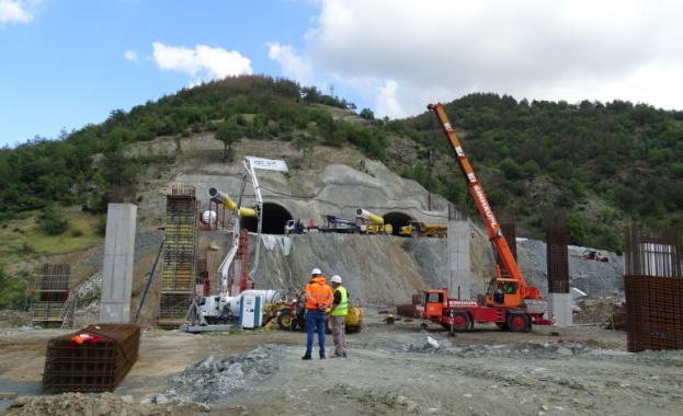 Четирима работници са затрупани в тунел Железница край Симитли. По