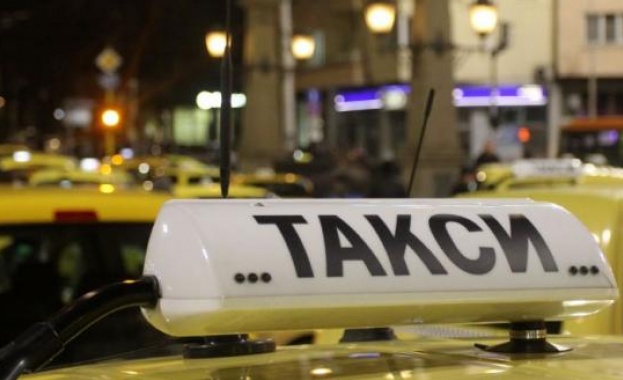 Таксиметрови шофьори в Добрич излязоха на протест срещу вдигането на