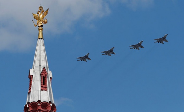 Русия проведе експеримент по използването на рояк от изтребители Су 35