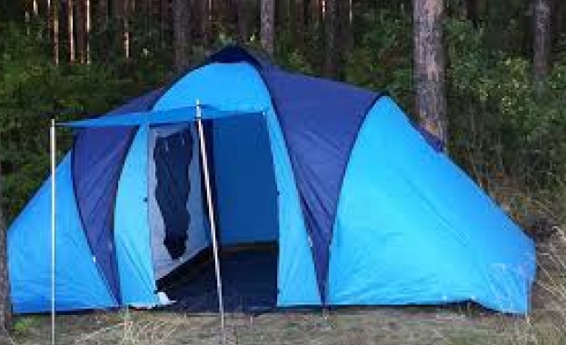 Дърво падна върху палатка и уби 29 годишна чешка туристка Ранен