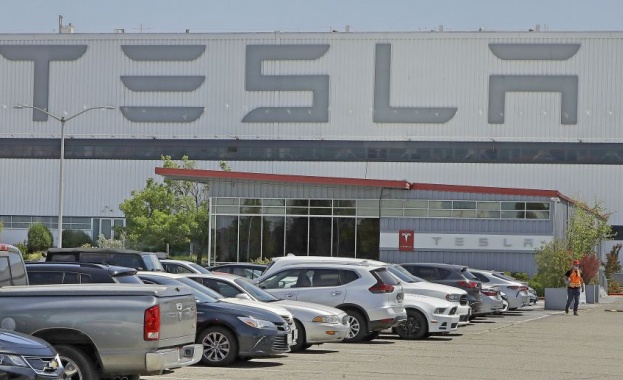 Американският производител на електрически автомобили Tesla намали цената на спортния