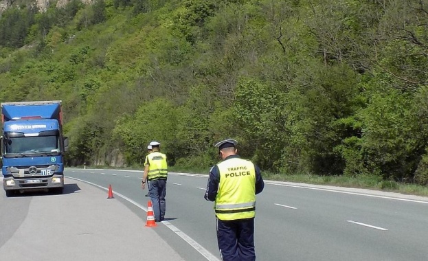 Тежкотоварен камион катастрофира на автомагистрала Тракия съобщиха от пресцентъра на