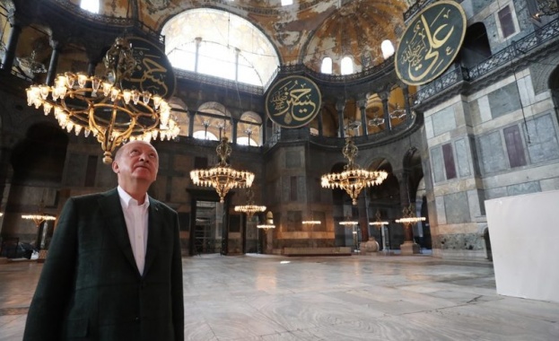 Турският президент Реджеп Ердоган посети храма Света София който ще
