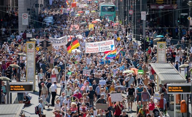 Хиляди протестиращи се събраха в Берлин срещу коронавирусните ограничения въведени