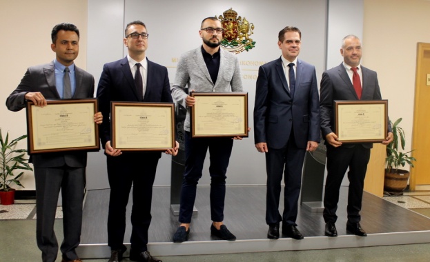 Министърът на икономиката Лъчезар Борисов връчи четири сертификата за инвестиции