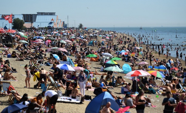 Тълпи от жадни за слънце британци задръстиха плажовете в страната