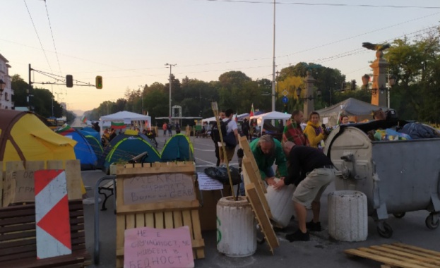 Блокадите на ключови кръстовища в София продължават и в този