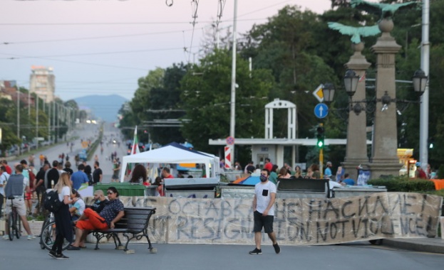 Блокирани кръстовища в София промениха автобусни маршрути съобщава БНР позовавайки