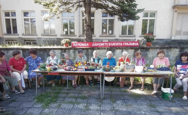 Стопани от село Брестово показват дарове от земеделските градини