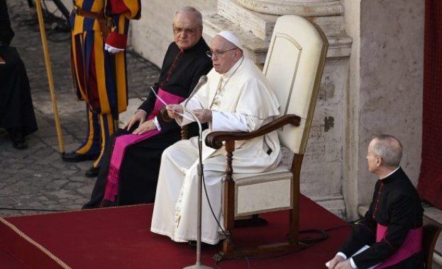 Папа Франциск призова вчера хората по света да изтеглят инвестициите