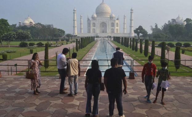 Прочутият индийски монумент Тадж Махал днес отново отвори врати за