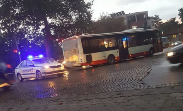 Автобус блъсна 83-годишна жена на пешеходна пътека на кръстовището на