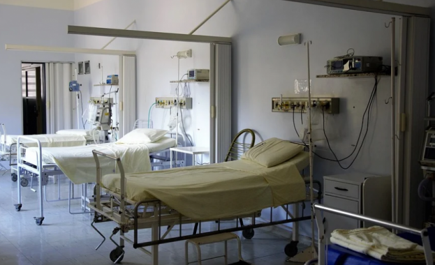 Двама пациенти починаха след хаос при приема им в новото
