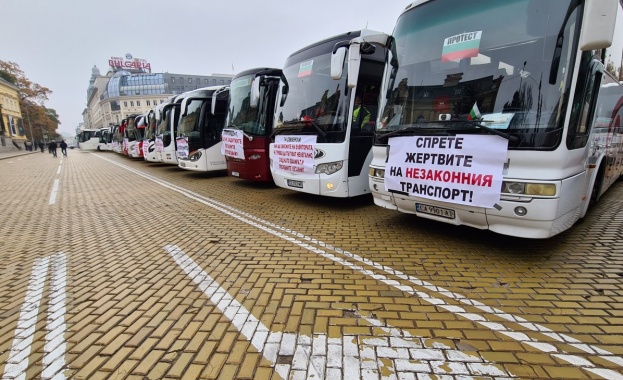 Автобусни превозвачи и таксиметрови шофьори се събраха на протест на