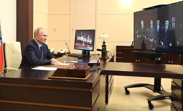 Руският президент Владимир Путин откри по видеовръзка от стола в