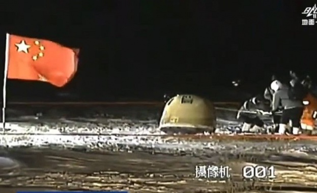 Китайска космическа капсула, пренасяща 2 килограма проби, взети от лунната