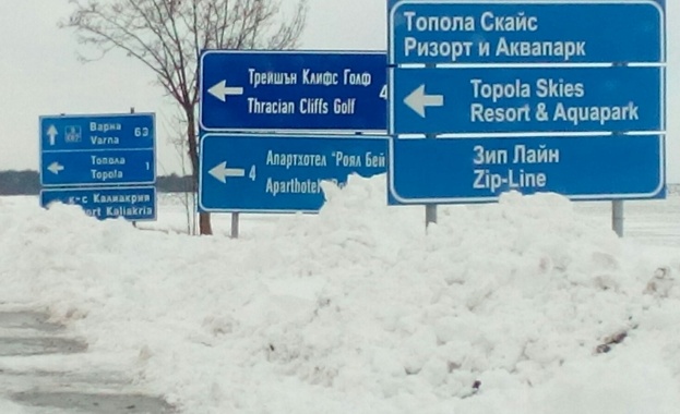 Най-тежка остава обстановката в област Добрич, където снегопочистването през нощта