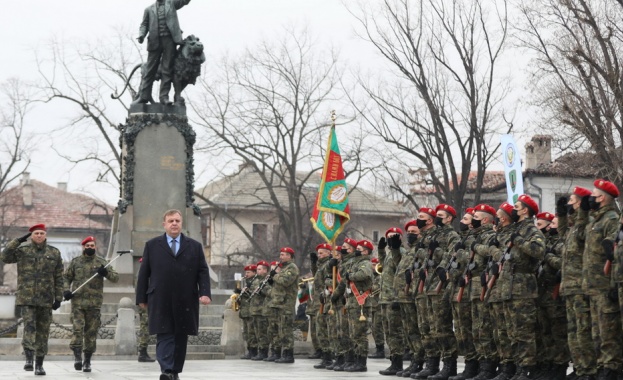 Красимир Каракачанов: Военната професия вече е привлекателна за младото поколение