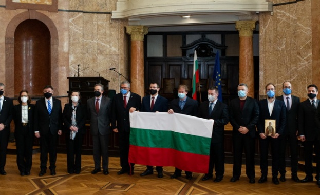 Полярниците ни се отправят към ледения континент с българския национален флаг