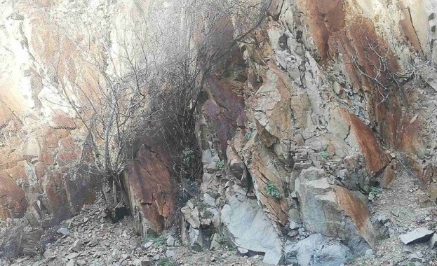 Скални късове паднаха на няколко места в Кресненското дефиле. Най-голямо