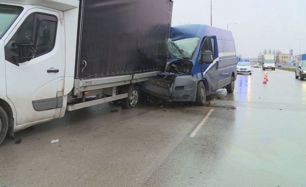Тежка катастрофа с автомобил на куриерска фирма в Русе
