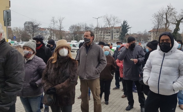 Започна масова ваксинация срещу COVID- 19 в Бургас. След разпореждането