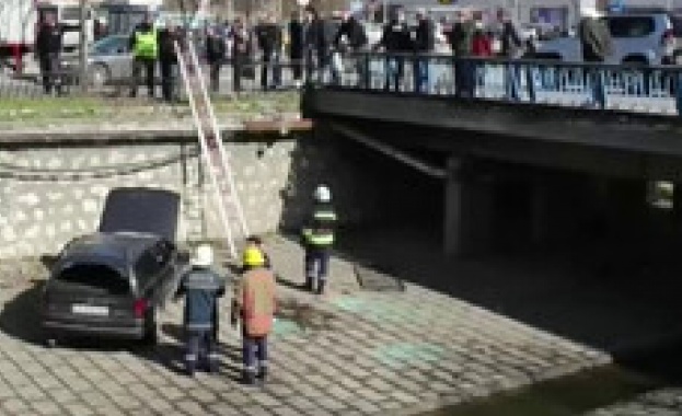 Двама души пострадаха при падането на кола в Хасковска река.