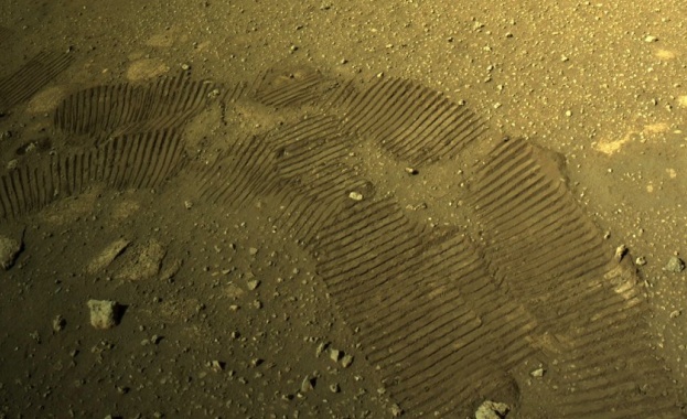 Първите си метри на Марс измина роувърът изпратен преди две