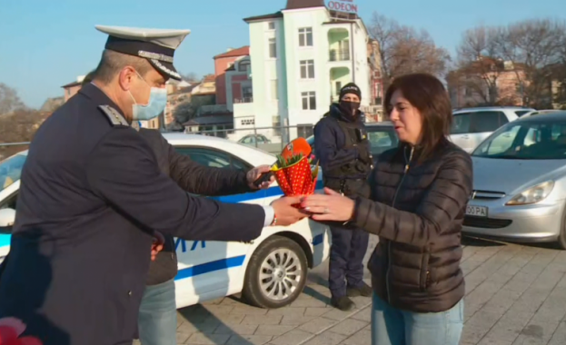 Пловдивската полиция продължава осмомартенската си традиция Цвете на пътя
