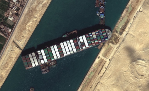 Два опита да бъде освободен гигантският контейнеровоз, заседнал в Суецкия