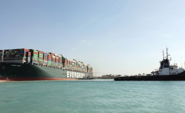 Гигантският контейнеровоз „Евър Гивън, който блокираше Суецкия канал близо седмица,