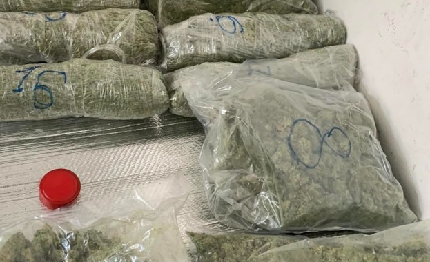 Митнически служители задържаха над 4,7 кг наркотично вещество марихуана, скрито