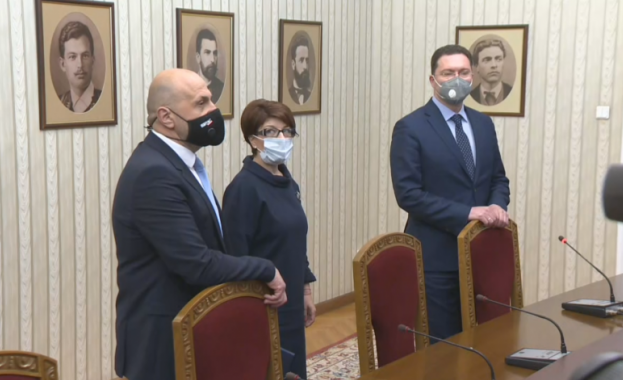 Президентът Румен Радев връчи мандат на първата политическа сила ГЕРБ СДС