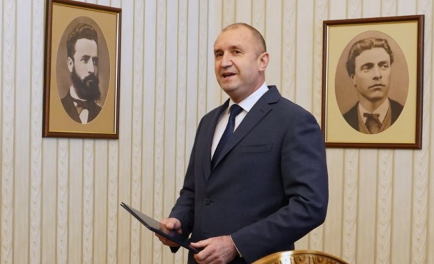 Президентът Радев призова правителството в оставка да внесе в парламента