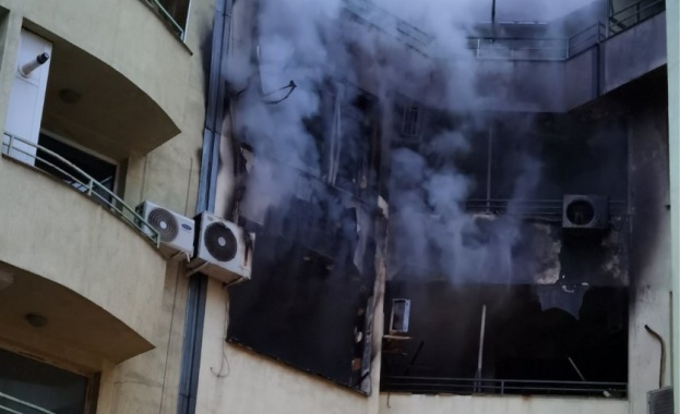 Седем души загинаха при пожар в 20-етажна сграда в Индия