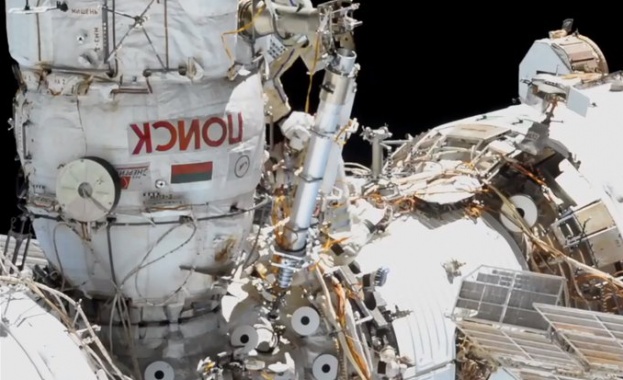 Руски космонавти изхвърлиха в космоса стар панел от модула „Заря“ на МКС 