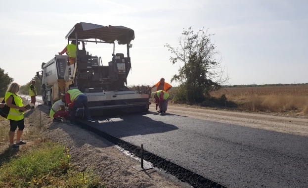 Напредва основният ремонт на над 9 км от третокласния път